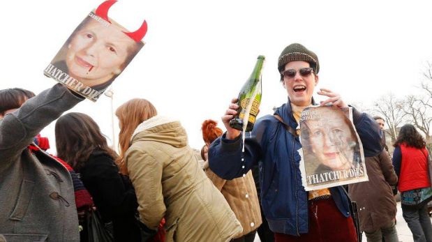 FOTOS: no todos los británicos lloran a Margaret Thatcher, algunos celebran con champán y planean fiestas