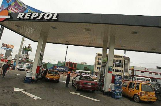 Gobierno busca regular precios de combustibles con compra de Repsol
