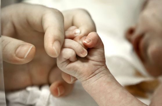 Realizan el primer trasplante de sangre de cordón umbilical para curar el sida
