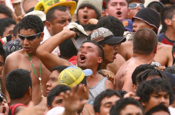 Caos en Universitario: barristas llegaron al Monumental y agredieron a jugadores