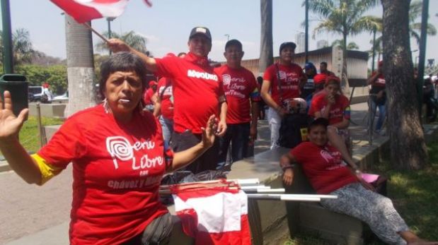 Cónsul de Perú en Venezuela ofreció apoyo a pro chavistas que usaron polos con logo de Marca Perú