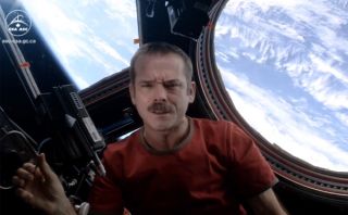 VIDEO: cover de David Bowie se convierte en el primer video musical hecho en el espacio
