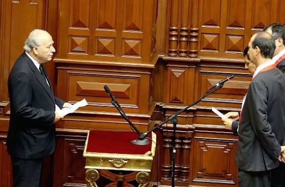 Dammert juró como parlamentario recordando al fallecido Javier Diez Canseco