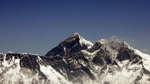 Montañista mexicano es primero en conquistar las dos caras del Everest