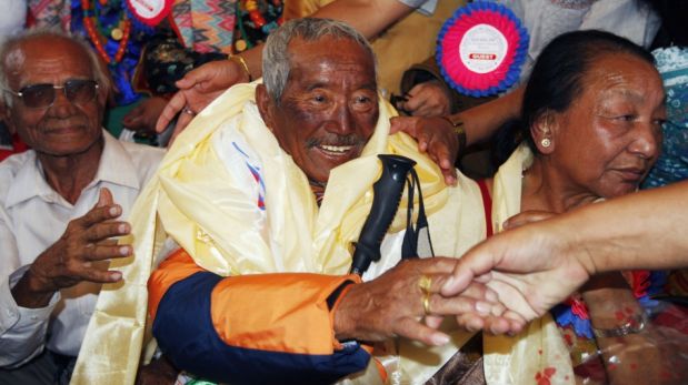 Un octogenario japonés se convierte en el escalador de mayor edad en llegar a la cumbre del Everest