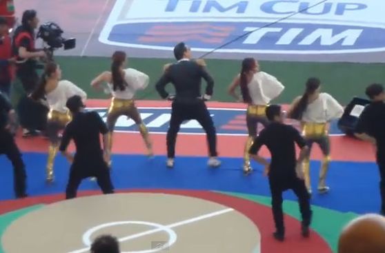 VIDEO: ¿PSY pasó de moda? Rapero fue pifiado antes de la final de la Copa Italia