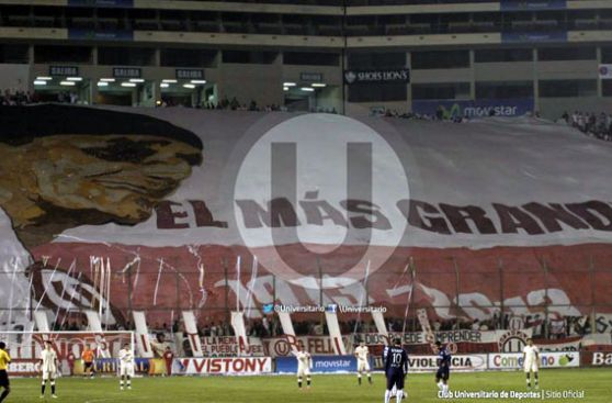 Hinchas de Universitario dedicaron bandera gigantesca a Lolo Fernández