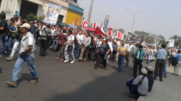 FOTOS: marcha de trabajadores estatales causa congestión vehicular en centro de Lima