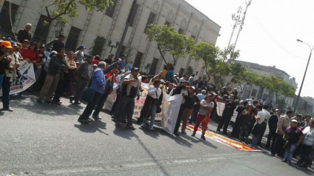 FOTOS: marcha de trabajadores estatales causa congestión vehicular en centro de Lima
