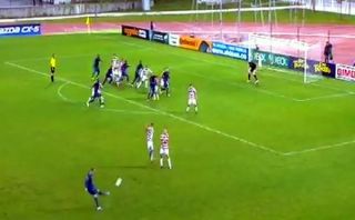 VIDEO: le quedó atrás y metió el taco para anotar el mejor gol del año
