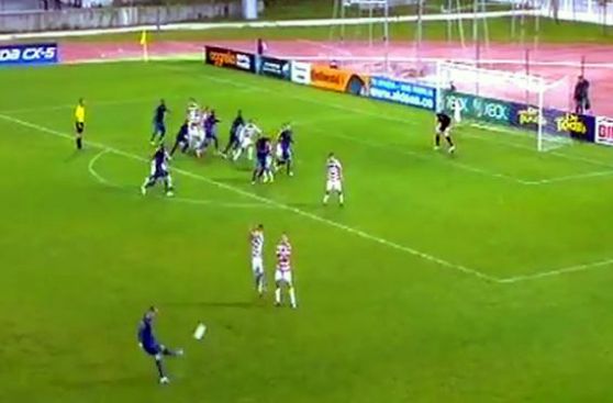 VIDEO: le quedó atrás y metió el taco para anotar el mejor gol del año