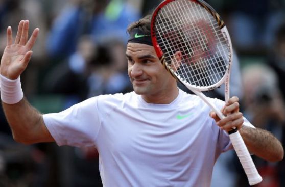 Roland Garros: Federer igualó en triunfos a Vilas y siguió avanzando