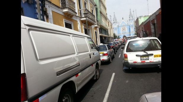 FOTOS: caos y congestión por cierre de la Plaza Bolognesi en ceremonia por el Día de la Bandera