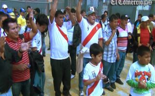VIDEO: hinchas se preparan para el Perú–Ecuador en las afueras del Nacional