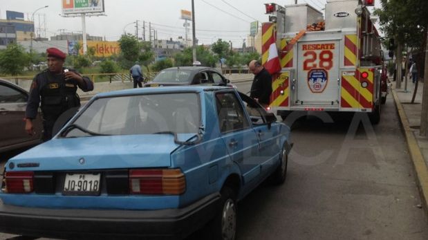 FOTOS: así terminó el auto que dio vueltas de campana en la Vía Expresa