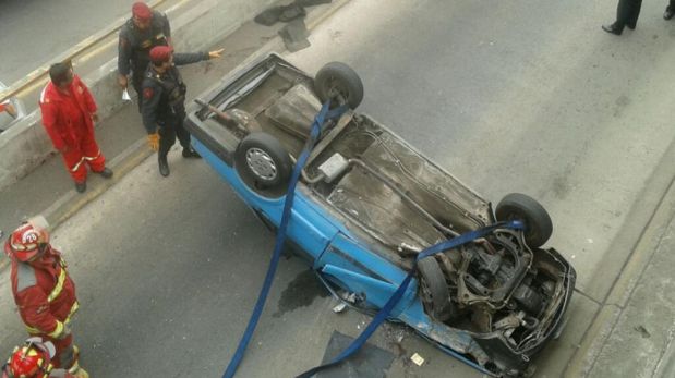 FOTOS: así terminó el auto que dio vueltas de campana en la Vía Expresa