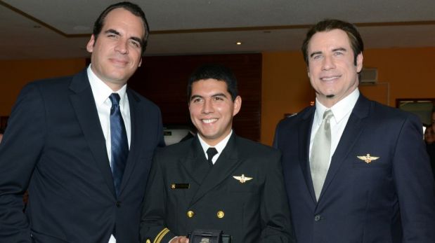 FOTOS: así fue condecorado John Travolta por la Fuerza de Aviación Naval del Perú