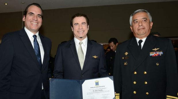 FOTOS: así fue condecorado John Travolta por la Fuerza de Aviación Naval del Perú