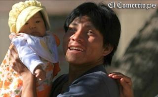 En el Día del Padre: la sacrificada vida de un papá invidente