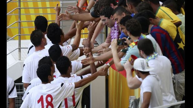 FOTOS: el modesto Tahití regaló collares típicos a los jugadores de la selección española