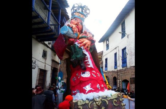 FOTOS: la 'Virgen Nadine' y un Markarián con calculadora fueron las figuras de un colorido pasacalle en el Cusco