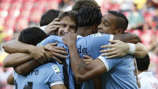 Uruguay aplastó 8-0 a Tahití y será rival de Brasil en semifinales