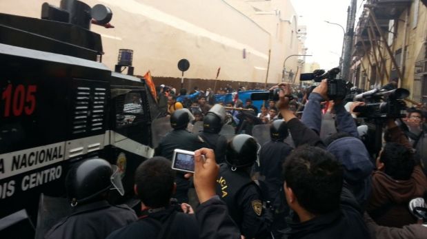 FOTOS: la violenta gresca entre universitarios y policías en el centro de Lima