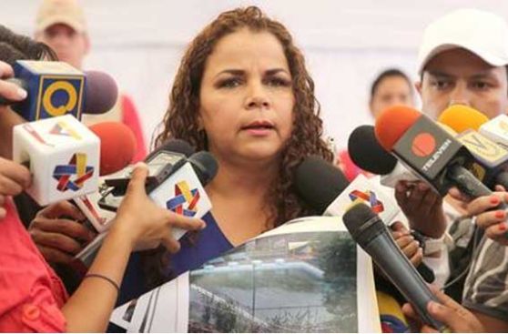 Ministra de Venezuela pide a sus compatriotas cerrar sus cuentas de Facebook