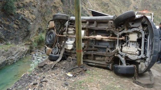 Pasco: gobernador regional y una joven fallecieron en caída de auto a abismo 