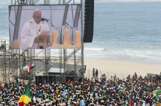 Misa del Papa en Río tuvo asistencia histórica, pero algunos dudan de eso