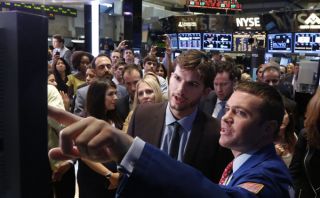 Ashton Kutcher alborota la Bolsa de Nueva York para promocionar "Jobs"
