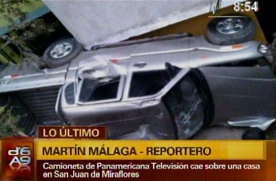 Camioneta de Panamericana Televisión cayó sobre una casa en San Juan de Miraflores