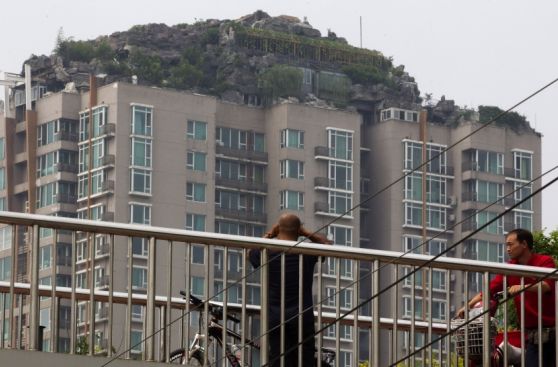 FOTOS: un cerro y una mansión sobre un rascacielos en China podrían ser derribados