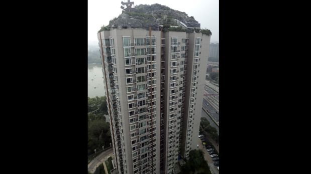 FOTOS: un cerro y una mansión sobre un rascacielos en China podrían ser derribados