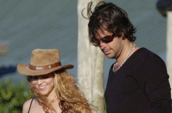 Shakira acusó a su ex De la Rúa de apropiarse de más de 6,6 millones de dólares