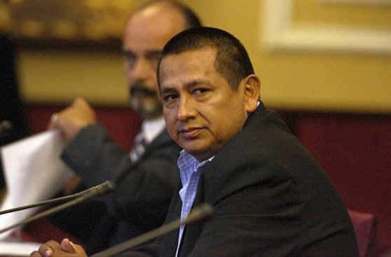 Cuestionado congresista Walter Acha fue retirado de la Comisión de Defensa