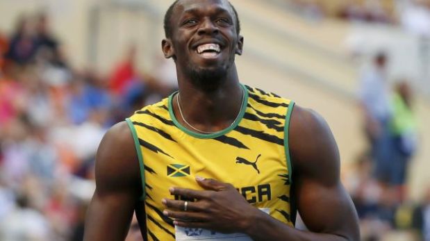 Usain Bolt avanzó sonriendo a la final de los 200 metros del mundial
