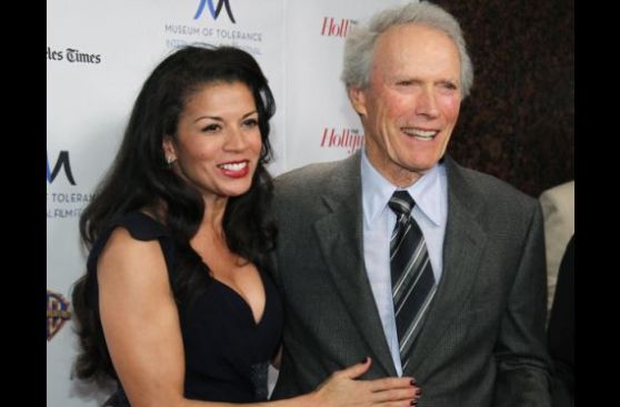 Clint Eastwood, su nueva novia y un extraño cambio de parejas