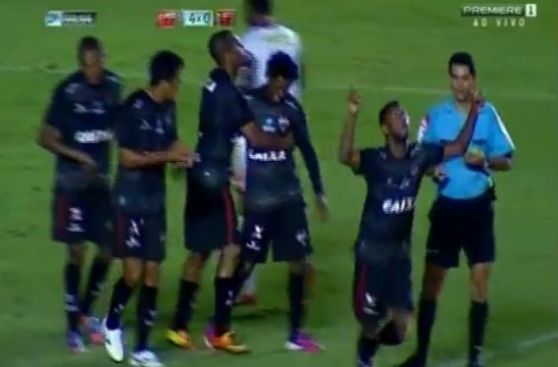 John Lennon metió un golazo tras gran pase de Michael Jackson