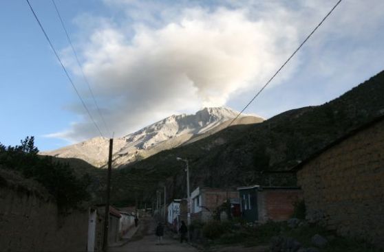 Otra explosión en el Ubinas atemoriza a los pobladores