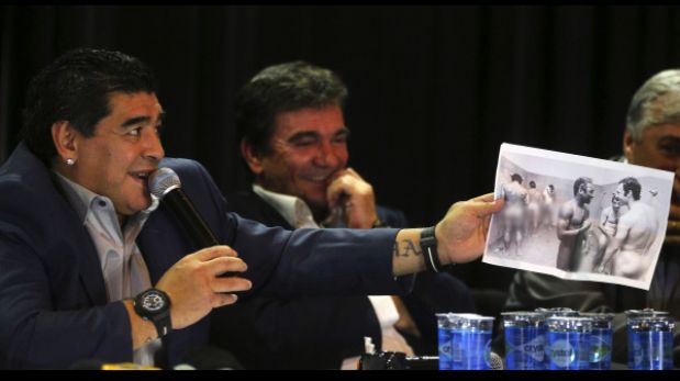 Diego Maradona mostró una foto de Pelé desnudo y bromeó
