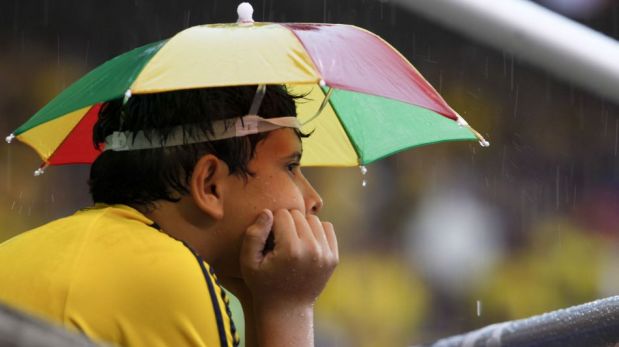 FOTOS: la intensa lluvia que retrasó el duelo entre Colombia y Ecuador en Barranquilla