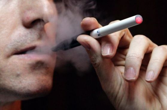 Cigarrillo electrónico es tan efectivo como parche de nicotina para dejar de fumar
