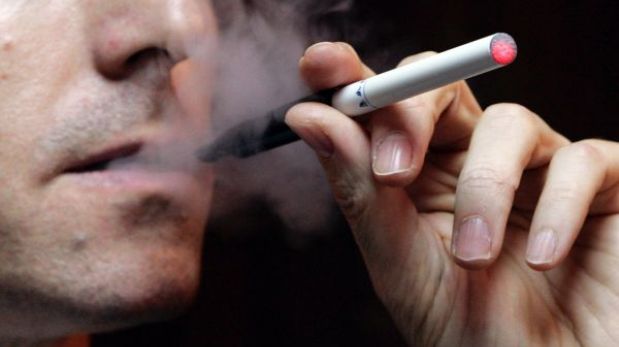 Cigarrillo electrónico es tan efectivo como parche de nicotina para dejar de fumar