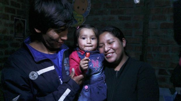 FOTOS: la pequeña Bayoleth celebró su cumpleaños en casa junto a su familia y vecinos