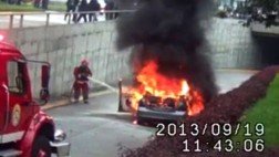 Vehículo se incendió en plena Vía Expresa y generó caos en San Isidro