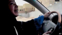 Mujeres sauditas lanzan campaña por su derecho a conducir
