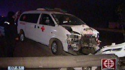 Ate: tres heridos dejó el choque de una ambulancia contra un poste de luz