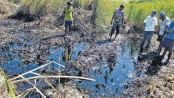 Bagua: una fuga de petróleo afecta el río Utcubamba