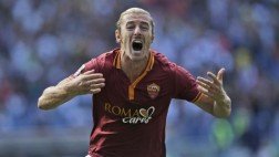 La Roma venció 2-0 a la Lazio y es líder de la Serie A